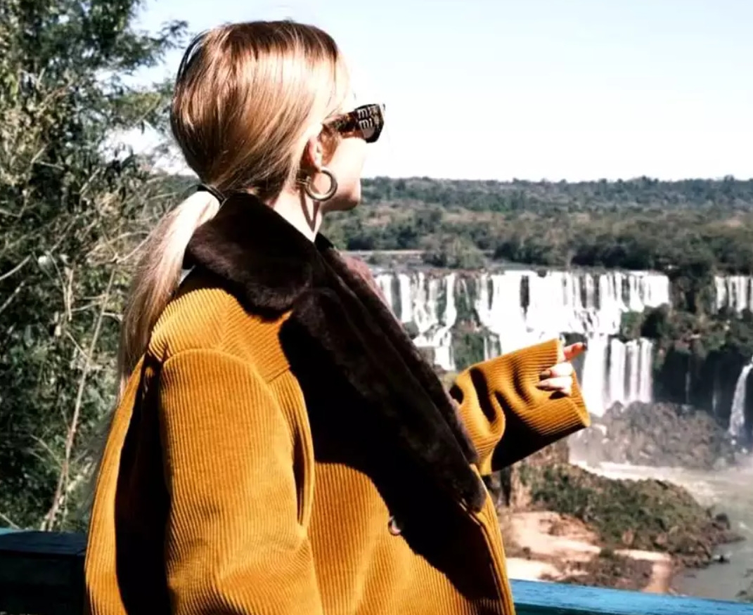 Ele foi a Foz do Iguaçu para a gravação do filme “Cinco Júlias” e aproveitou para apreciar a maravilha das cataratas, uma das paisagens mais belas do planeta.. Foto: Reprodução: Flipar