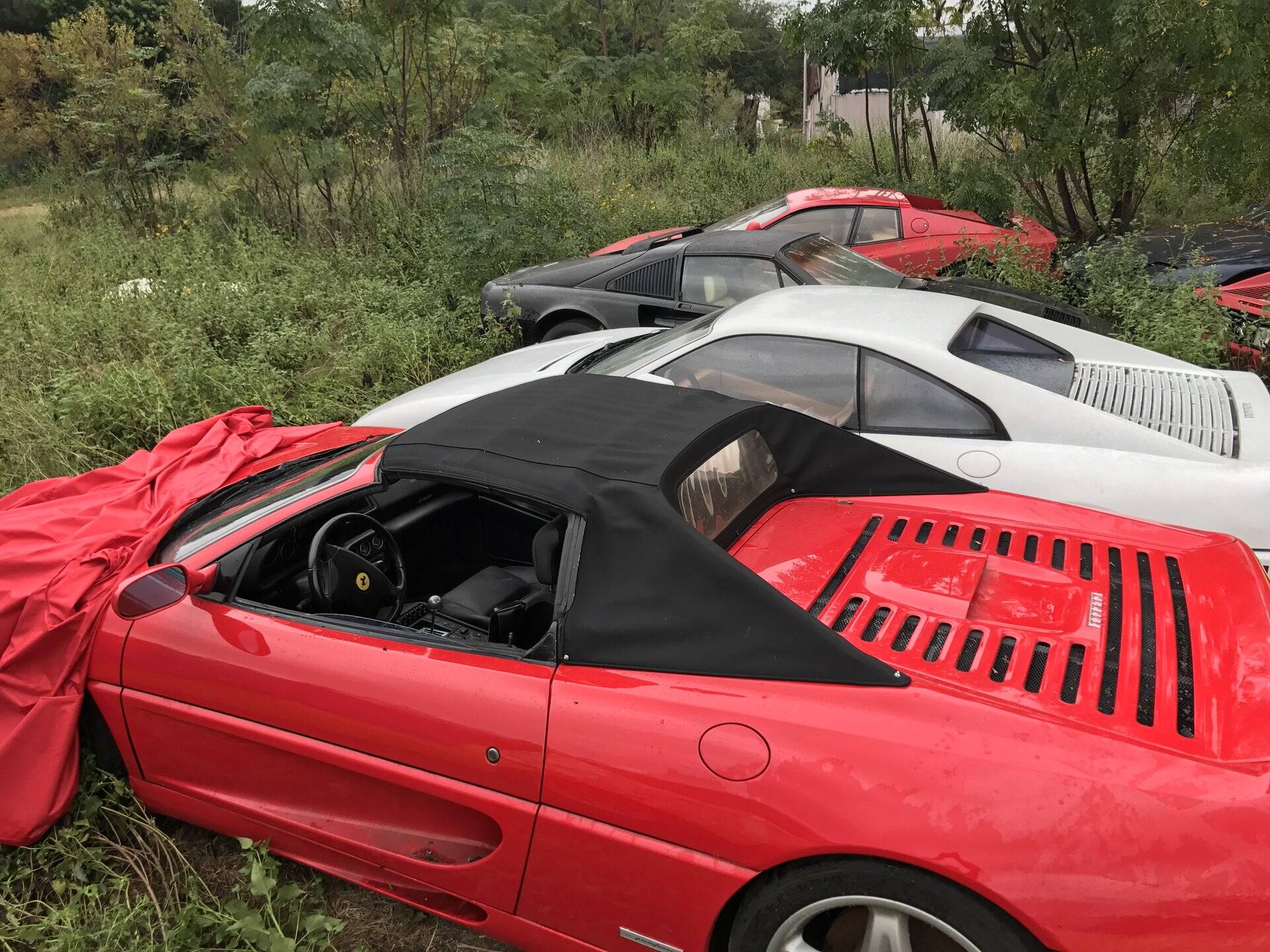 Coleção de Ferrari abandonadas. Foto: Divulgação