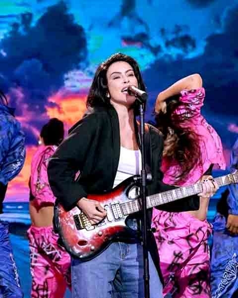 Desde 2018, Cleo Pires investe também na carreira de cantora. Ela já lançou singles e EPs (Extended Plays). Ela também é autora do livro “Todo Mundo que Amei Já Me Fez Chorar”, escrito com a roteirista Tatiana Maciel. 
 Reprodução: Flipar