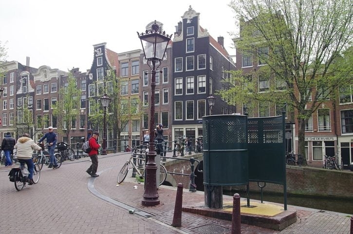 6) Amsterdã, Holanda - Quem caminha pelas ruas de Amsterdã conhece bem esses banheiros públicos que se tornaram símbolos da cidade. Reprodução: Flipar