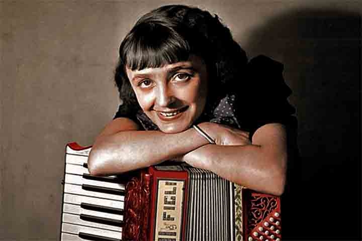 A adolescência de Piaf foi vivida nas ruas. Aos 15 anos, a jovem de apenas 1,47m cantava em calçadas, bares e esquinas, e já chamava atenção por uma voz de timbre incomum e por sua intensidade emocional. 
 Reprodução: Flipar