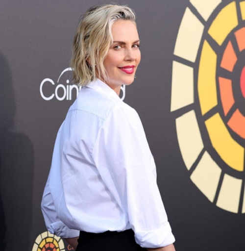 Charlize Theron nasceu em 7 de agosto de 1975, em Benoni, na África do Sul, e é considerada uma das mais belas e versáteis atrizes da atualidade. Reprodução: Flipar