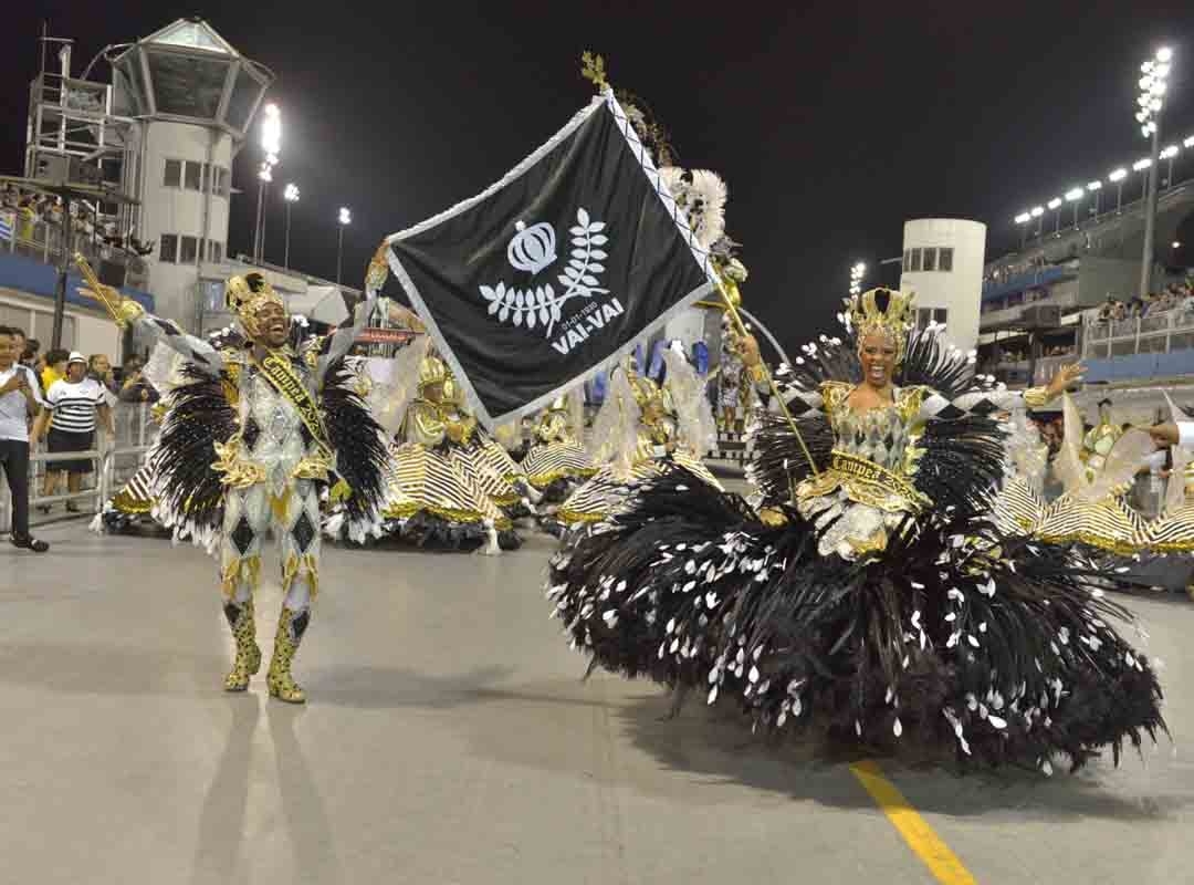 A tradição do casal de mestre-sala e porta-bandeira foi herdada dos antigos ranchos, que possuíam os famosos balizas e porta-estandartes, encarregados de defenderem o símbolo da associação. A dança dos balizas evoluiu para gingados e rodopios do casal que detém o pavilhão. Reprodução: Flipar