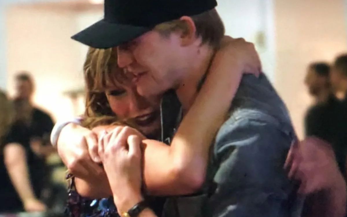 O ator britânico Joe Alwyn foi o relacionamento mais duradouro da cantora, com mais de seis anos de união. A relação terminou em 2023, mas rendeu composições em álbuns como Lover e Midnights. Foto: X/Twitter