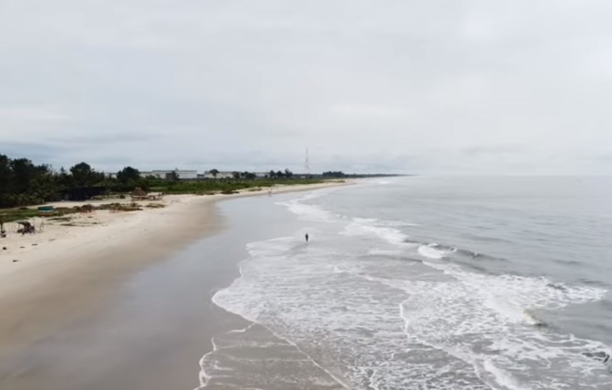 A praia Ibeno tem a maior faixa de areia da África Ocidental. Além da sua característica areia fina e branca natural, Ibeno conta com belos recifes de corais e oferece um ambiente propício para esportes aquáticos. Reprodução: Flipar
