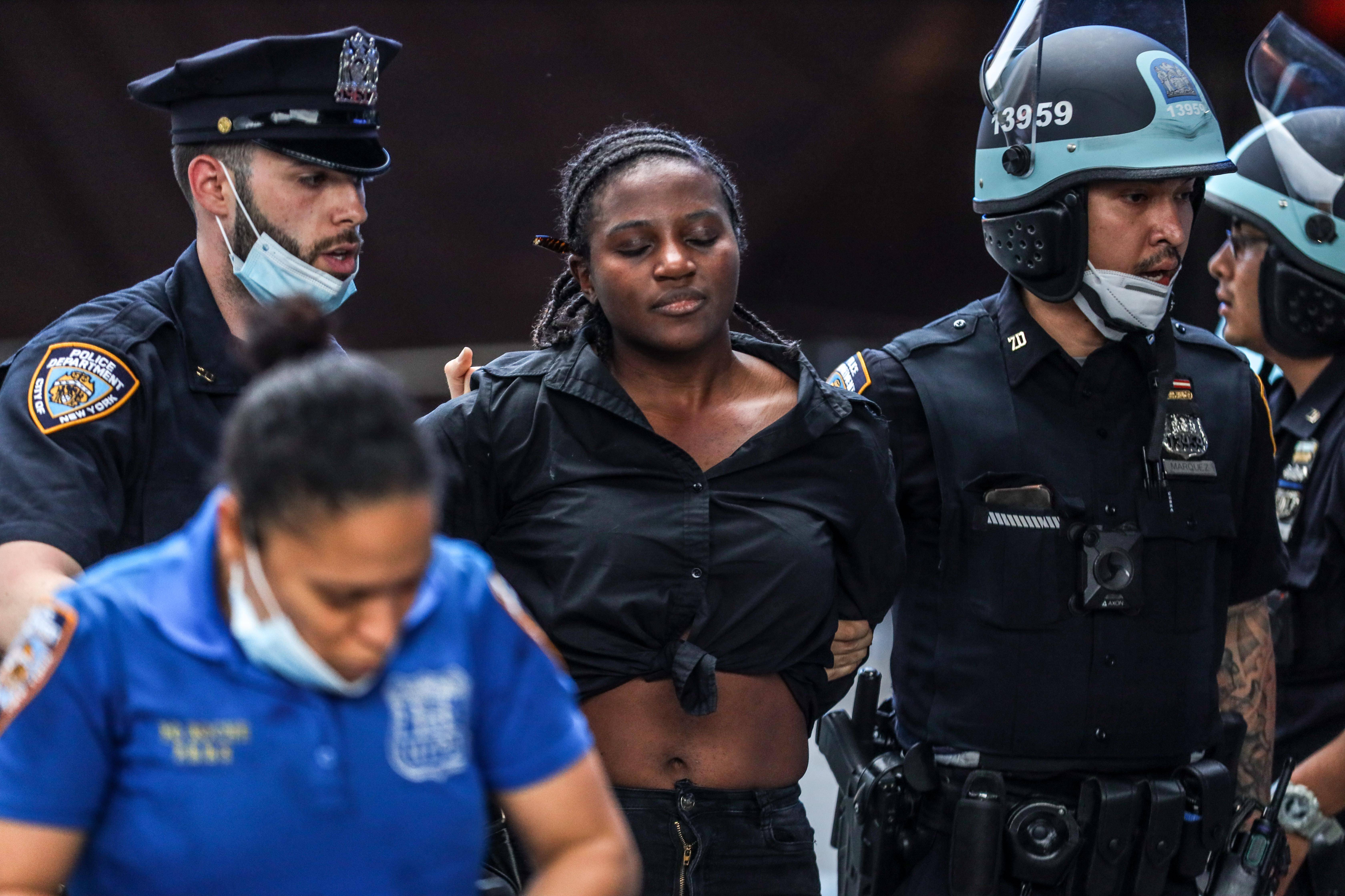 Manifestantes protestam em Nova York após a morte de Floyd por um policial branco. Foto: William Volcov/Brazil Photo Press/Agencia O Globo