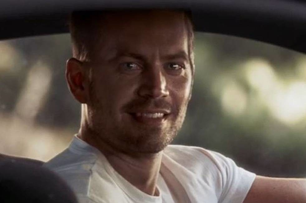 “Velozes e Furiosos 7” (2015): A tecnologia de rejuvenescimento digital já tinha sido vista antes em outros filmes, mas aqui ela atingiu um novo degrau quando recriou o ator Paul Walker – que havia falecido anos antes – inteiramente por computação.  Reprodução: Flipar