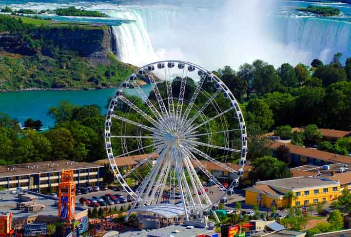 Niagara SkyWheel (Canadá): Possui 60 metros de altura e oferece aos passageiros uma vista das Cataratas do Niágara. Cada gôndola tem aquecimento e ar-condicionado, para que a pessoa possa visitá-la o ano todo e tirar fotos exclusivas do famoso marco canadense. Reprodução: Flipar