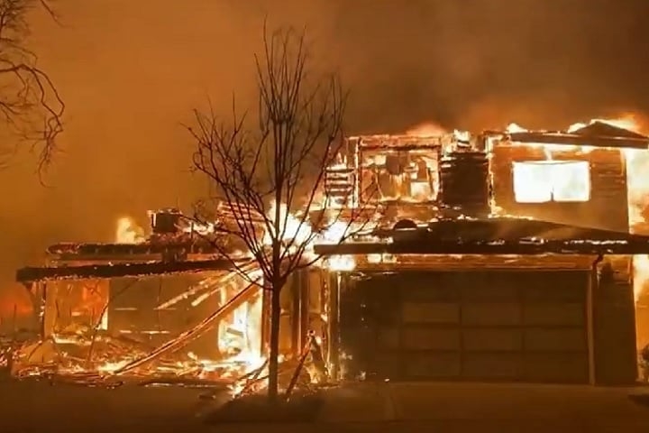 Especialistas apontam que os incêndios em Los Angeles não podem ser atribuídos apenas ao uso da madeira na construção. Reprodução: Flipar