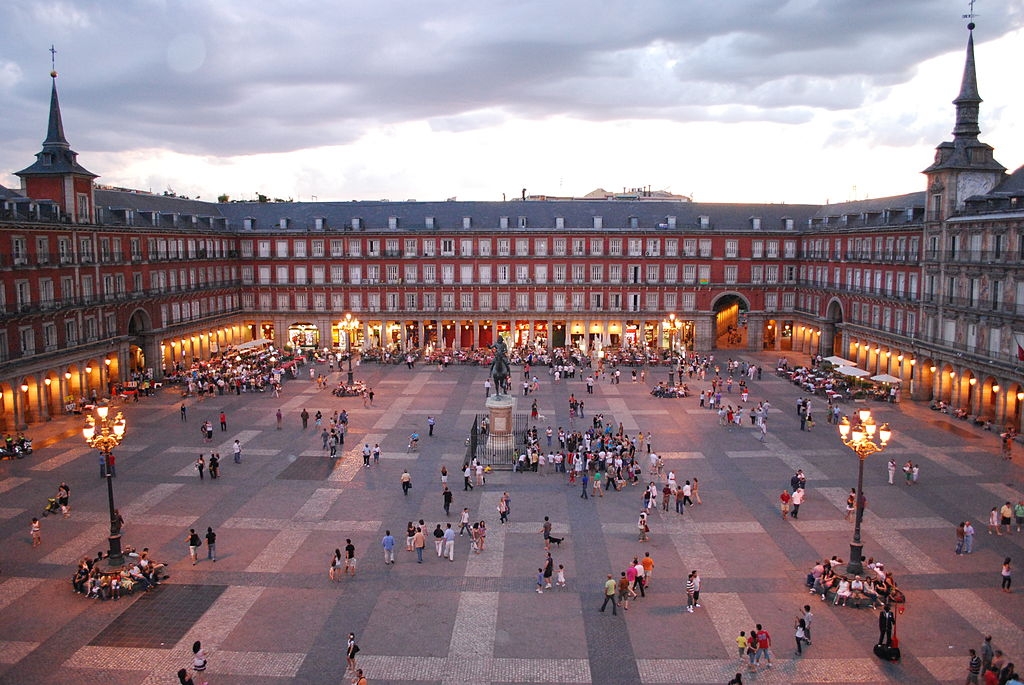 Na Espanha, aliás, as praças são lugares de grande relevância. Geralmente amplas e centralizadas, atraem os moradores para atividades do dia a dia e os turistas para lazer e integração com a cultura regional. O próprio nome - Plaza de España - existe em algumas cidades Reprodução: Flipar
