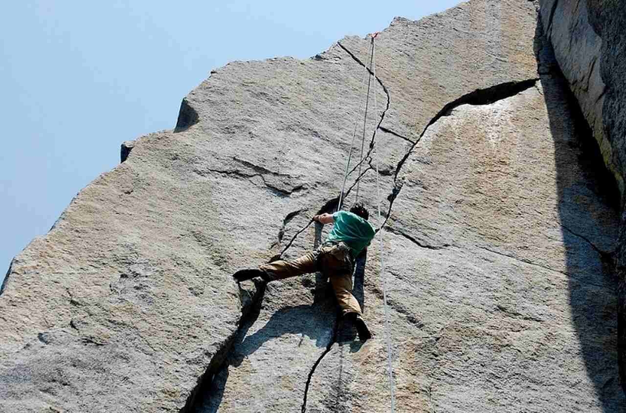 Yosemite National Park, Califórnia - Esportes: Escalada, trilhas, caiaque - Descrição: Conhecido por suas paredes de granito como El Capitan e Half Dome, Yosemite é um dos destinos mais emblemáticos para escalada e trilhas nos Estados Unidos. O parque também oferece caiaque nos rios - Melhor época: Verão (junho-setembro) Reprodução: Flipar