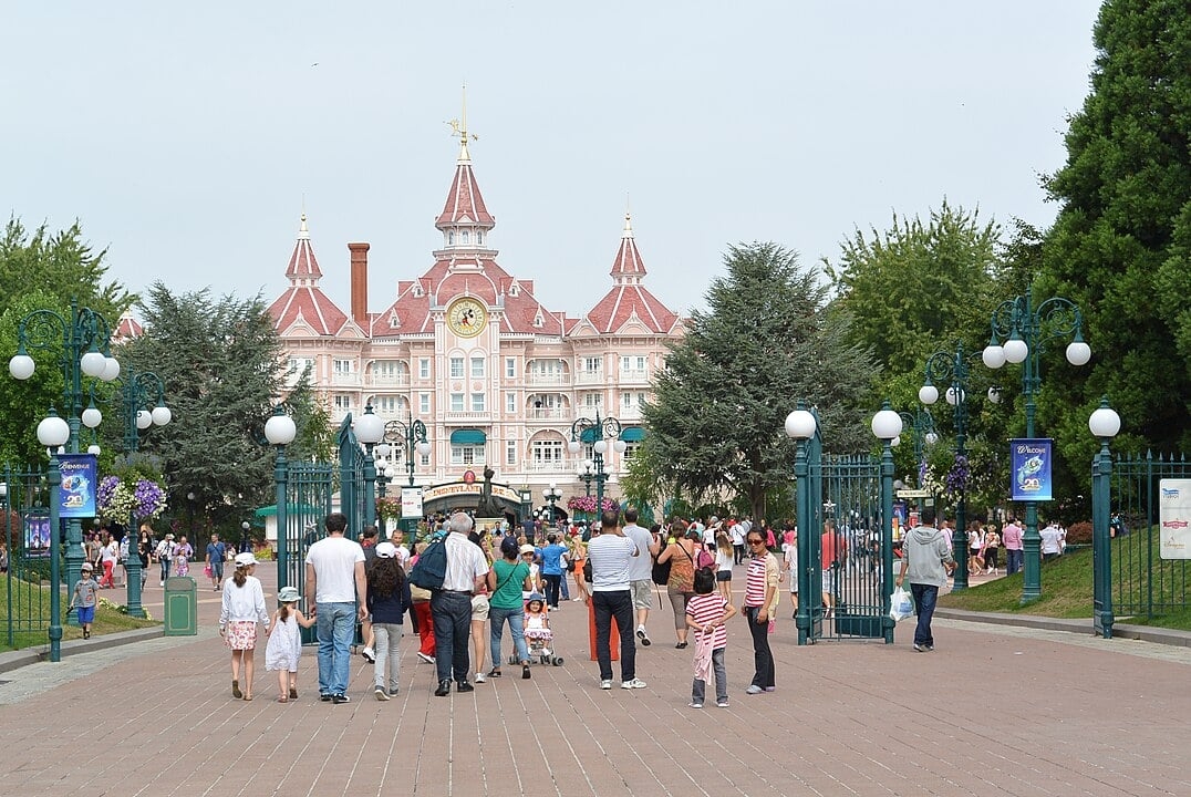 A Disney de Paris tem hotéis, áreas de compras e entretenimento. Conhecida por sua combinação de charme europeu e a magia da Disney, atrai milhões de visitantes anualmente. Reprodução: Flipar