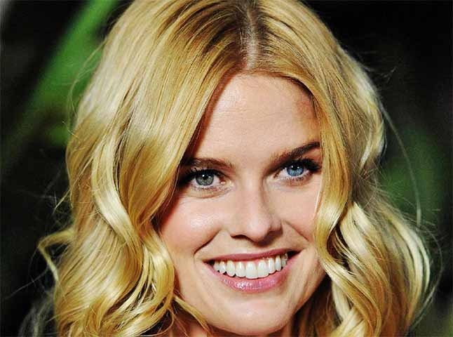Alice Eve - A atriz britânica, conhecida por “Além da Escuridão – Star Trek”. tem heterocromia completa visível, com um olho azul e o outro verde.
 Reprodução: Flipar