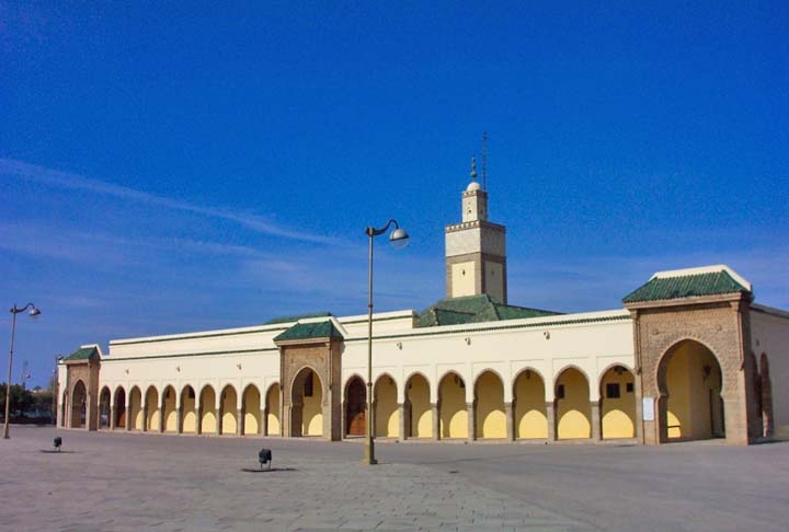 Palácio Real - Fica na cidade de Fez. Construído no século 14, é famoso pelas portas de bronze e pelo tom azul em algumas partes da edificação, contrastando com as colunas em tons pastel.  Reprodução: Flipar