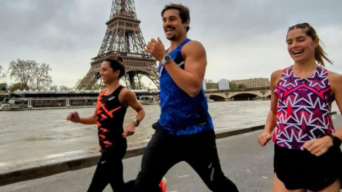 Nicolas Prattes correndo perto da Torre Eiffel Reprodução Instagram - 5.4.2024