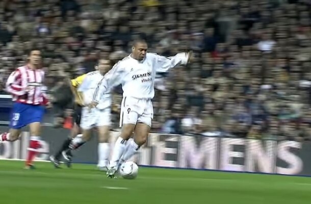 O mesmo Ronaldo já teve um caso semelhante. Ele estourou para o mundo com a camisa do Barcelona nos anos 90. A torcida catalã não perdoou o brasileiro ao vê-lo fechando com Real Madrid em 2002. Foto: Reprodução Real Madrid TV