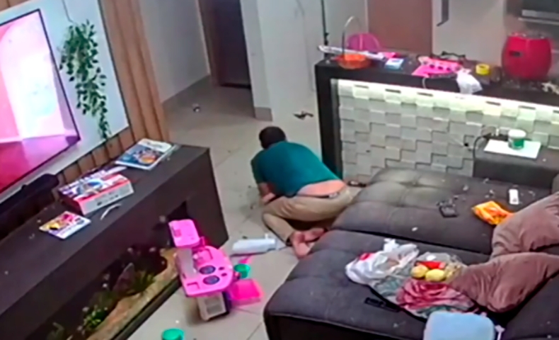  Wesley protege a filha enquanto o ambiente fica com destroços que voaram e fumaça. 
