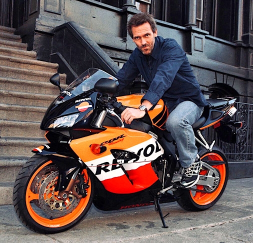 Hugh Laurie - O ator britânico, radicado nos Estados Unidos, faz tudo de moto. Frequentemente é visto pilotando.  Reprodução: Flipar