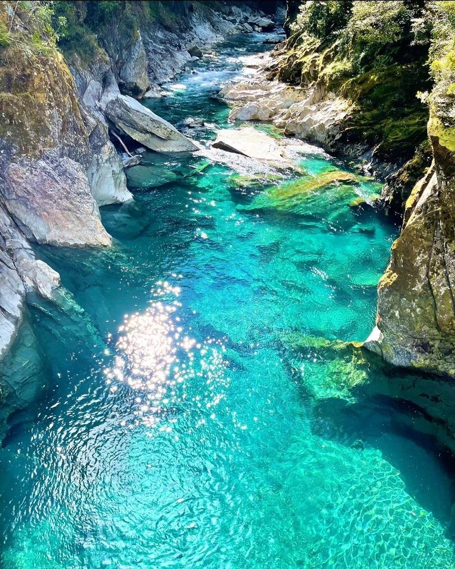 Uma das famosas piscinas naturais da Ilha Sul neozelandesa, Blue Pools.. Foto: Reprodução/Instagram 26.01.2023