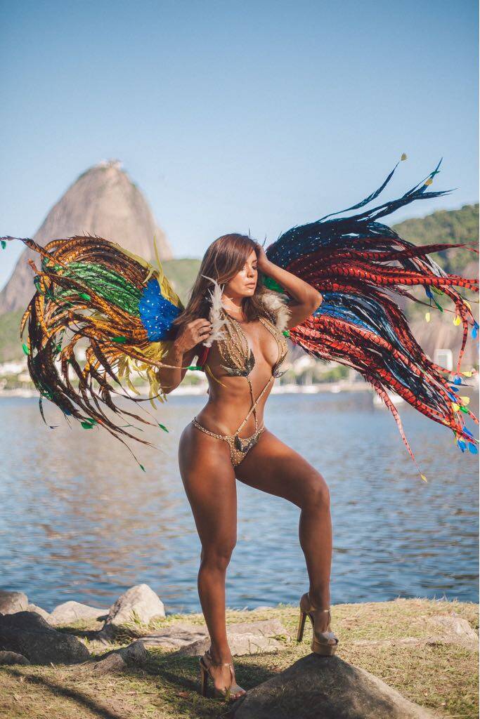 Denise Dias faz ensaio sensual em clima de Carnaval no Rio de Janeiro. Foto: Thais Monteiro 