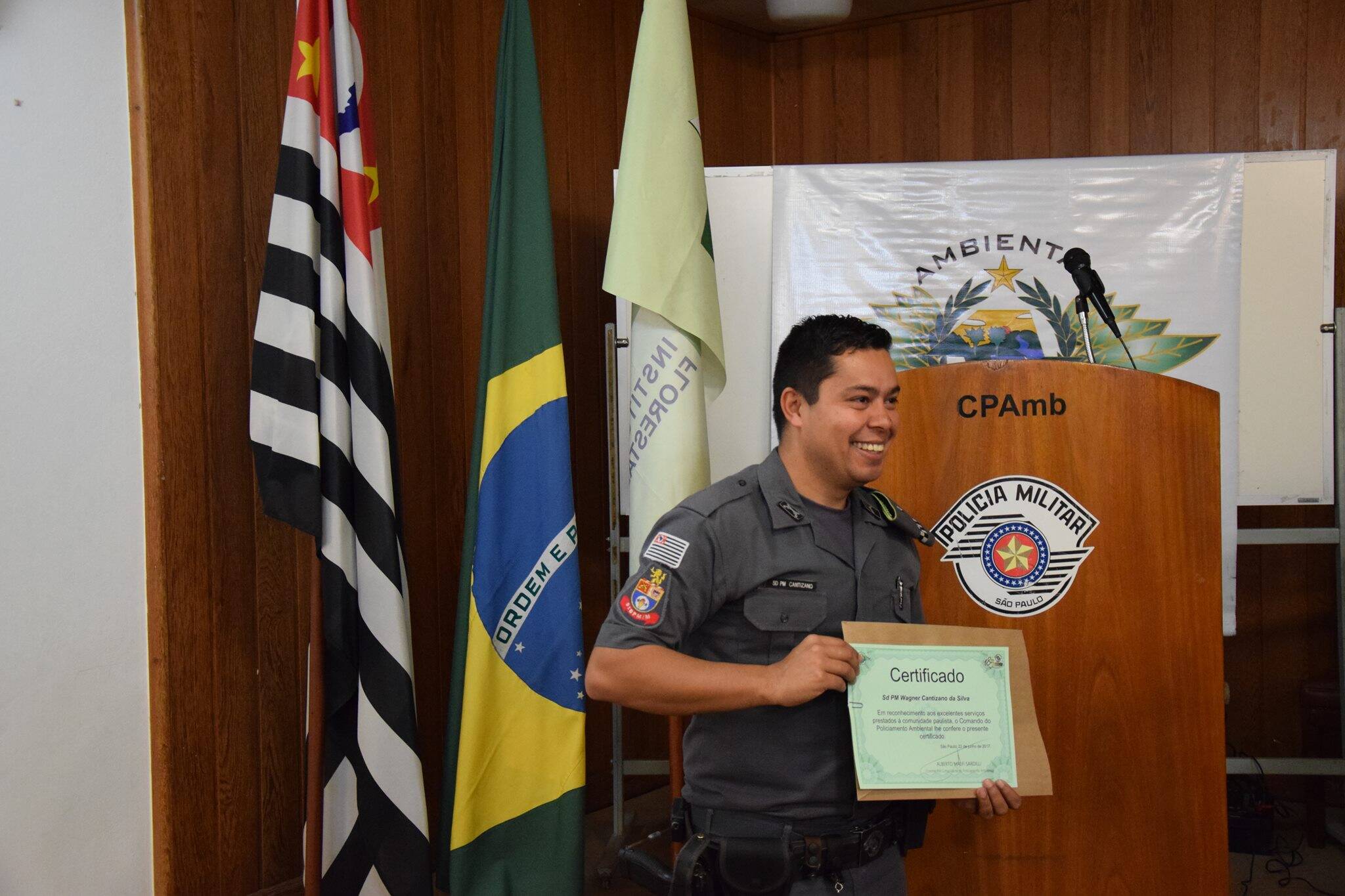 Policiais e jornalistas recebem homenagem da Policia Militar Ambiental. Foto: Divulgação/Polícia Militar Ambiental