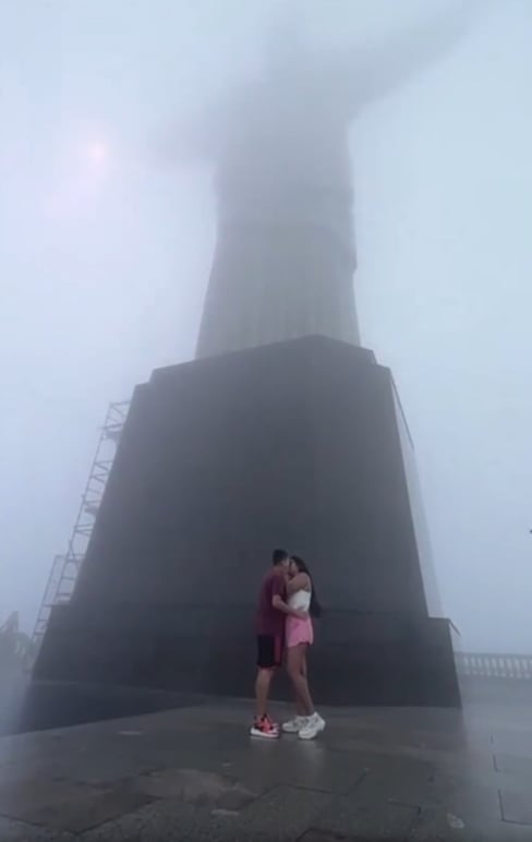 Em fevereiro, um casal grava um vídeo no Santuário quando um raio iluminou a parte de cima , num dos braços da estátua, e houve um estrondo. O Padre Omar, reitor do local, divulgou nas redes sociais que fechou a visitação naquele dia por precaução.  Reprodução: Flipar