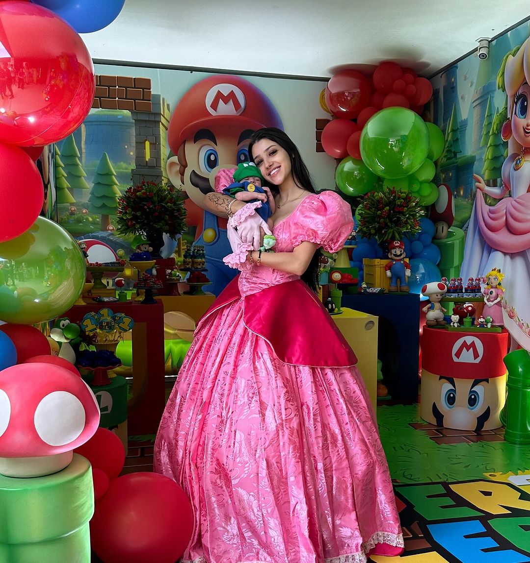 Bia Miranda e família comemoram o 'Merversário' de Kaleb em grande estilo, transportando-se para o mundo encantado de Super Mario Bros Instagram