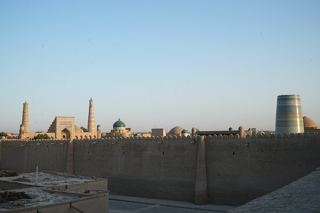 Uzbequistão - Com cidades históricas na Rota da Seda, o Uzbequistão tem turismo barato e atrações incríveis. Hospedagem e alimentação são acessíveis. Reprodução: Flipar