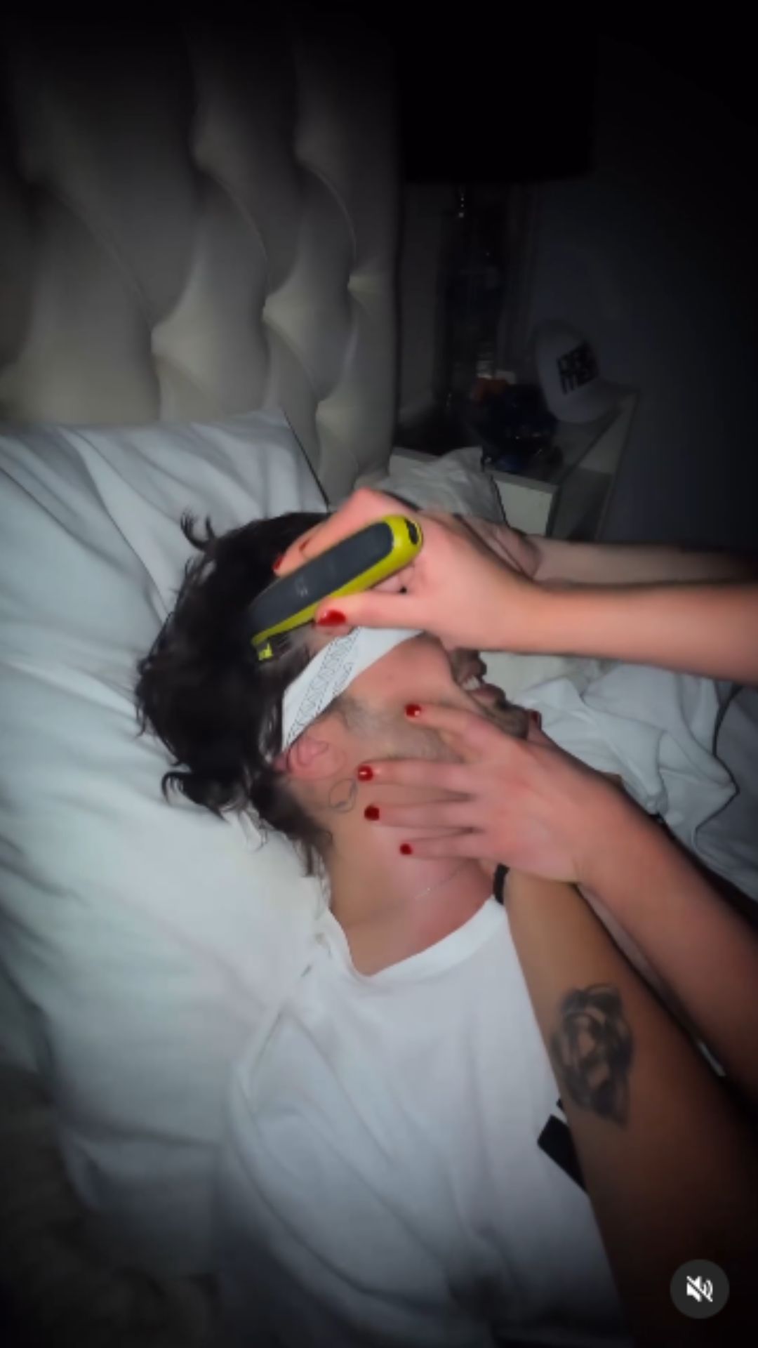 O cantor fez um vídeo sensual com duas mulheres mascaradas raspando seu cabelo com um barbeador elétrico Instagram