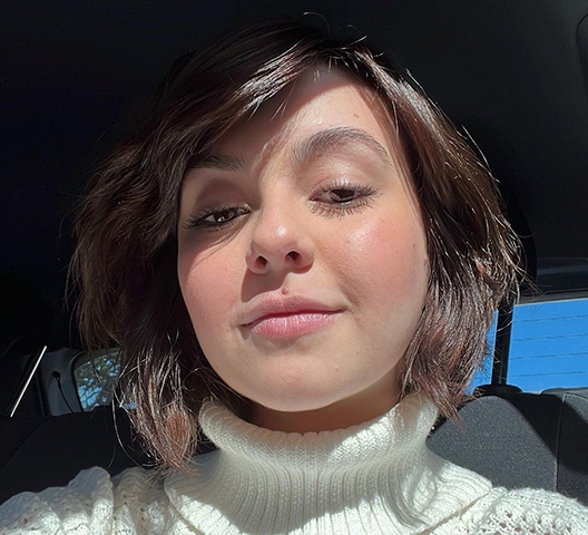 Em 2022, a trajetória de Klara Castanho tomou um rumo inesperado e doloroso, quando ela revelou ter sido vítima de estupro e que a violência resultou em uma gravidez não planejada. A atriz relatou que só descobriu a gestação nos meses finais e decidiu entregar o bebê para adoção. 

 Reprodução: Flipar