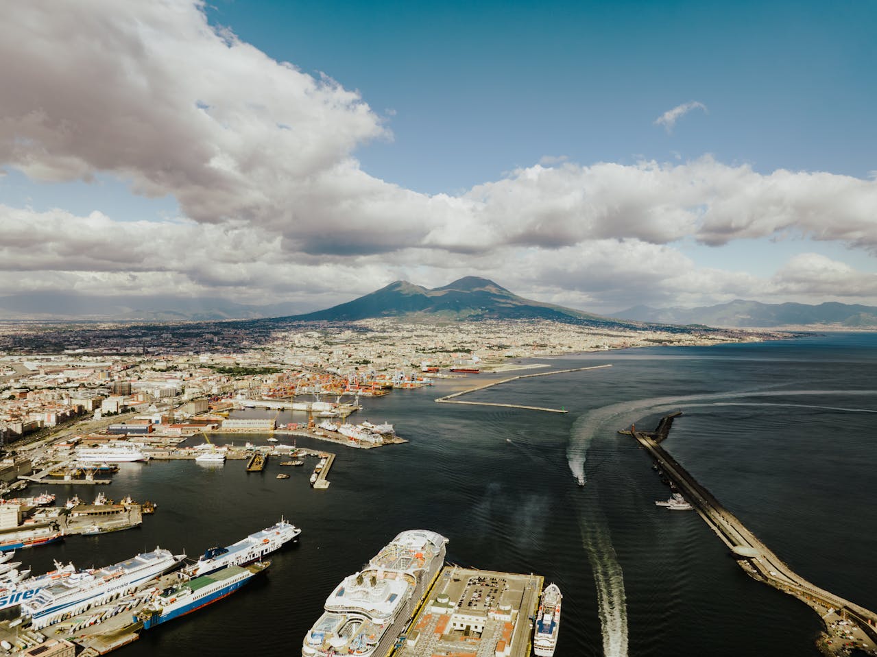 Vesúvio, estratovulcão localizado em Nápoles, o único na  Europa continental a ter entrado em erupção nos últimos 100 anos Kelly/Pexels