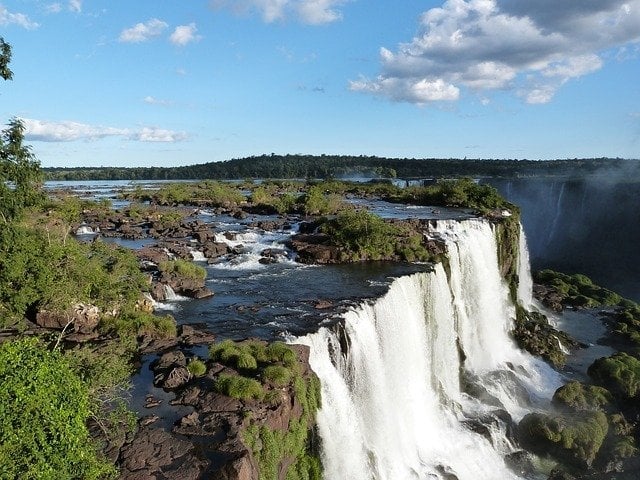 Cachoeiras são um espetáculo natural que enchem os olhos dos visitantes por todo o planeta. E algumas entram em qualquer lista das principais do planeta.  Reprodução: Flipar