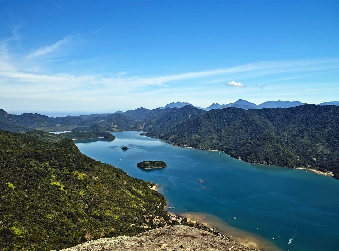 O Brasil tem um único fiorde: o Saco de Mamanguá, em Santa Catarina. Tem 8 Km de comprimento por 1 Km de largura. No meio do percurso fica o Pico do Pão de Açúcar, montanha  de 425 metros de altura de cuja trilha se tem uma visão panorâmica da área. Reprodução: Flipar