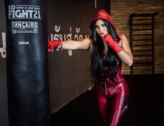 Jamila Sandora vai entrar para o MMA. Ela já é lutadora e também ring girl. Foto: Divulgação