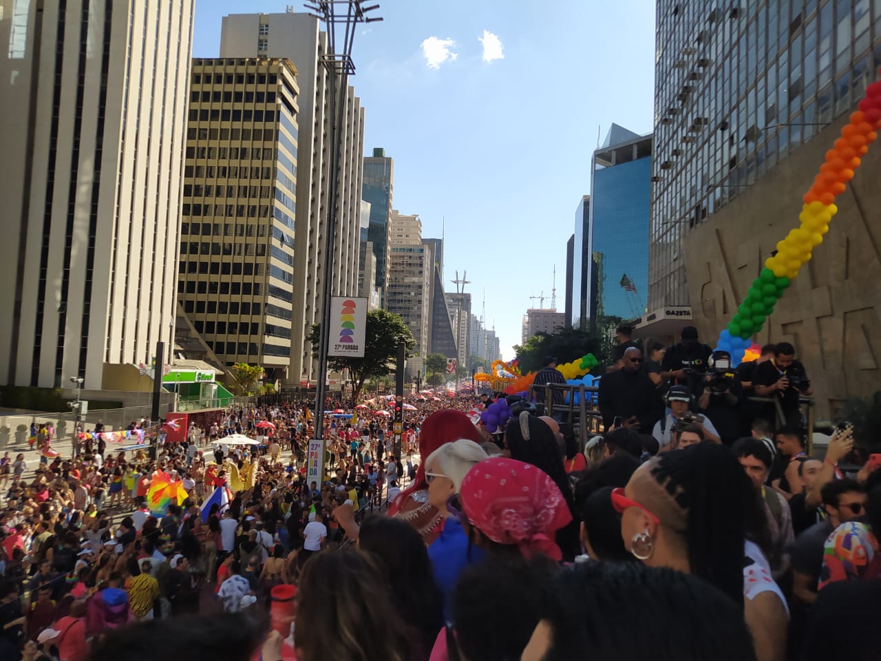 A Avenida Paulista fica repleta de pessoas que chegam para curtir a Parada do Orgulho