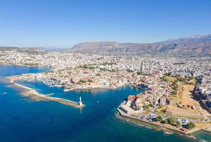Já Chania, a segunda maior cidade de Creta, é conhecida por seu porto veneziano e suas ruas estreitas. Rethymno é outra cidade histórica com um belo centro medieval. Reprodução: Flipar