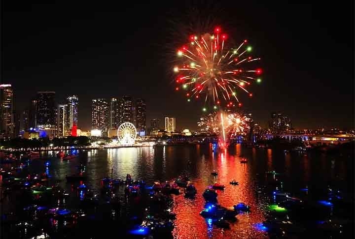 Miami (EUA) - Festas exclusivas em clubes, cruzeiros e eventos na Bayfront Park oferecem opções para todos os gostos.
O Bayfront Park é um parque urbano à beira da Baía de Biscayne, famoso por eventos culturais e shows com vistas panorâmicas. Reprodução: Flipar