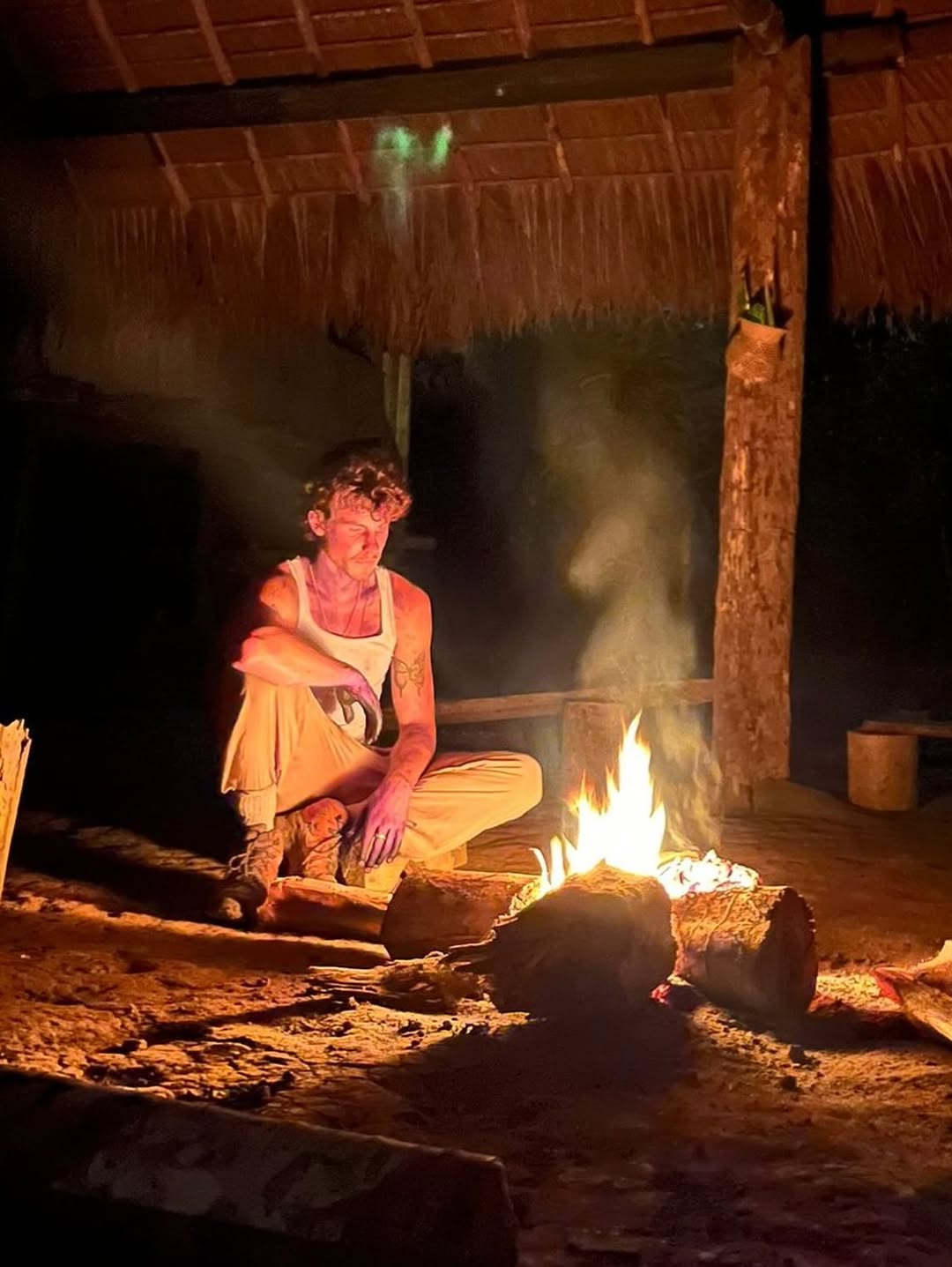 Shawn Mendes perto de fogueira. Foto: Reprodução/ Instagram @shawnmendes