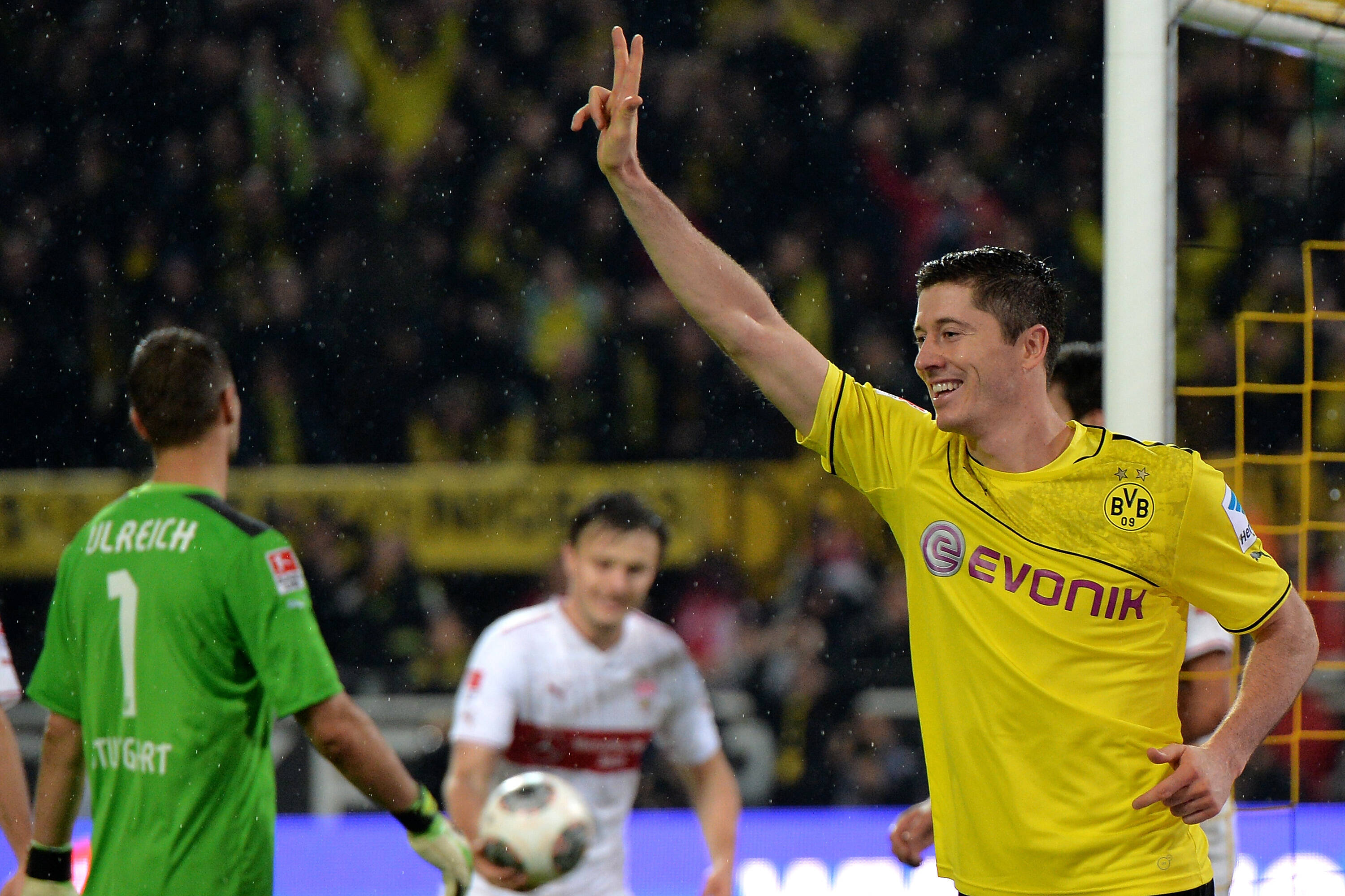Lewandowski fez três gols na vitória do Borussia Dortmund sobre o Stuttgart. Foto: Getty Images