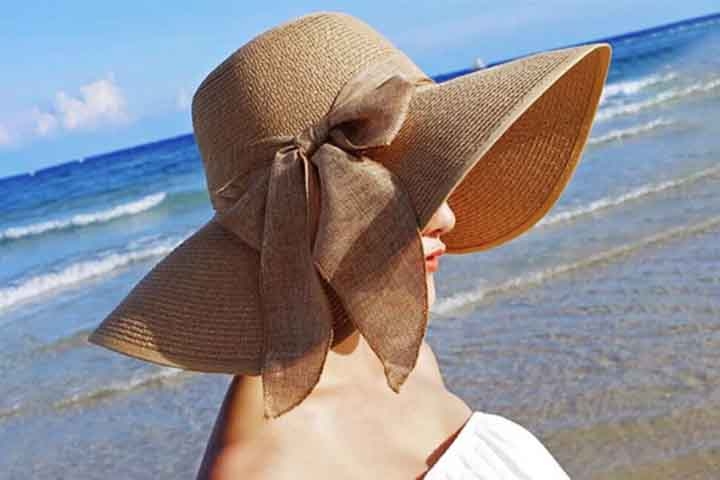 O chapeau de paille, ou chapéu de palha francês, é uma opção leve e elegante para o verão. Comumente utilizado em festas ao ar livre e picnics, ele é um item de moda popular na França e em outros países europeus. Reprodução: Flipar