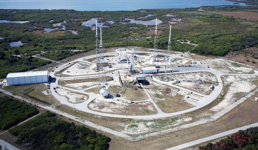 A CCSFS conta com várias plataformas de lançamento, sendo um deles o complexo 40 (LC-40) usado pela SpaceX para lançar foguetes Falcon 9. Reprodução: Flipar