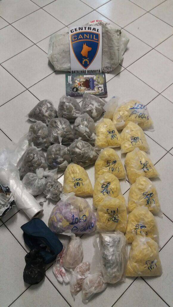 Entre os entorpecentes também estavam 76 comprimidos de ecstasy e 1.178 trouxas de maconha. Foto: Divulgação/Polícia Militar