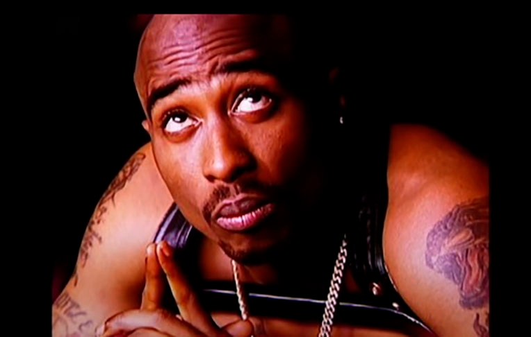 Tupac: Considerado um dos maiores nomes do rap norte-americano, Tupac morreu em 1996, aos 25 anos.  Reprodução: Flipar