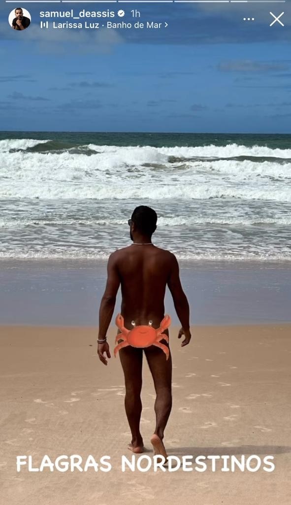 Galã da Globo, Samuel de Assis aparece nu em praia