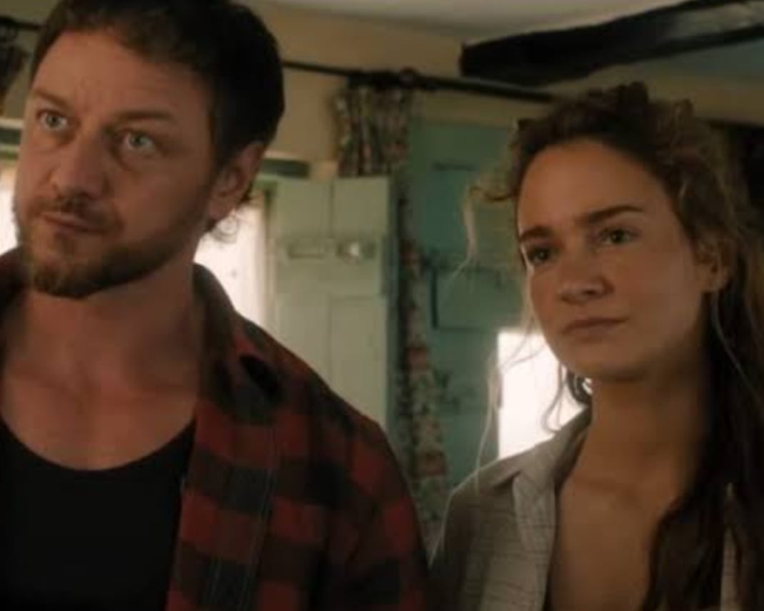 Na trama, os anfitriões são Paddy (James McAvoy) e  Ciara (Aisling Franciosi) e os visitantes são Ben (Scoot McNairy) e Louise Dalton (Mackenzie Davis). Reprodução: Flipar