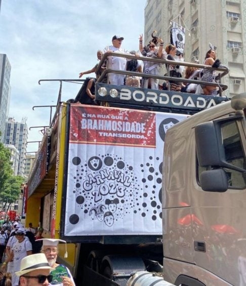 O Cordão do Bola Preta também é famoso por ter seu próprio samba-enredo, uma música específica criada para o desfile do bloco.  Reprodução: Flipar
