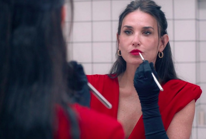 No filme, Demi Moore interpreta uma mulher que comanda um programa fitness na TV e, após ser demitida, procura um laboratório para ter o acesso a uma misteriosa substância que promete rejuvenescimento.
 Reprodução: Flipar