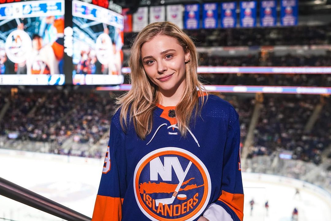 Em vídeo, Chloë Grace Moretz diz que torce pro Cruzeiro: 'time favorito