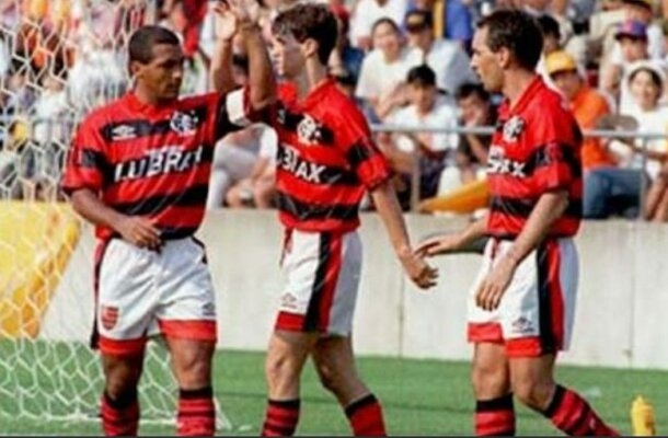 Edmundo e Romário já tinham sido companheiros no Flamengo em 1995, um ano depois de o ex-camisa 9 ser o principal astro da Seleção Brasileira na conquista do tetracampeonato mundial, nos Estados Unidos. Em 2004, eles se reencontraram no Fluminense. - Foto: Reprodução