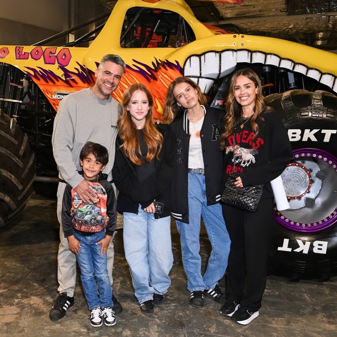 Jessica Alma com o marido e os filhos em passeio ao Monster Jam Reprodução/Instagram